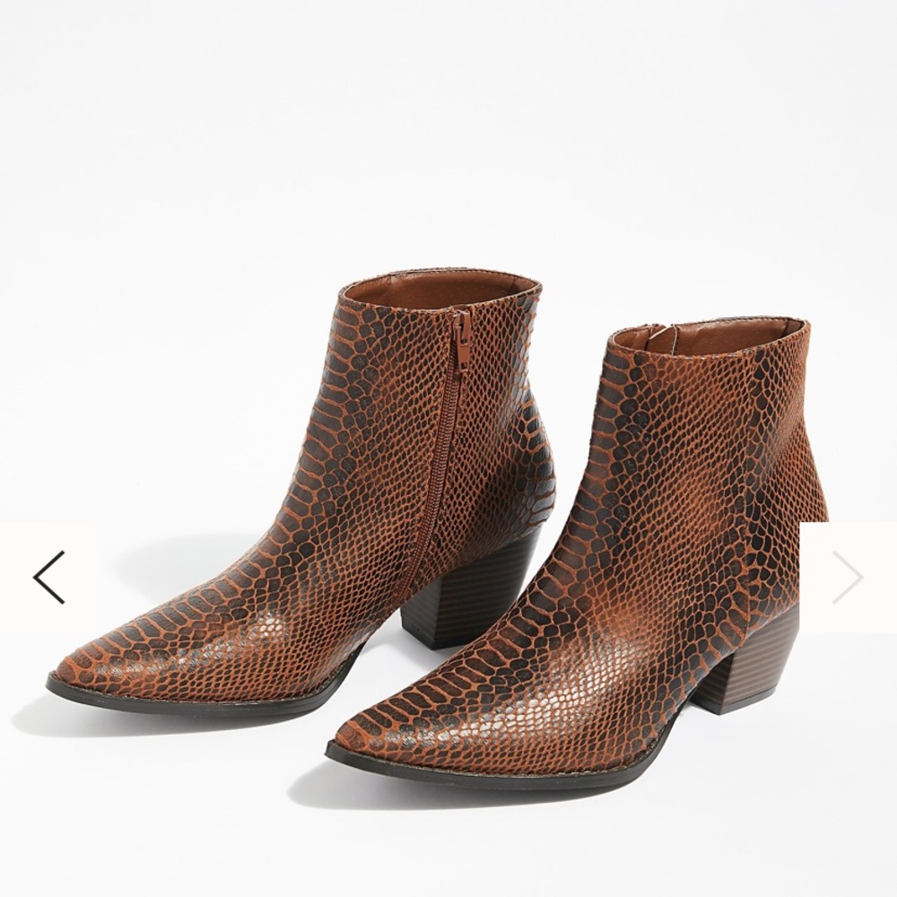 Free people boots snakeskin brown and black!